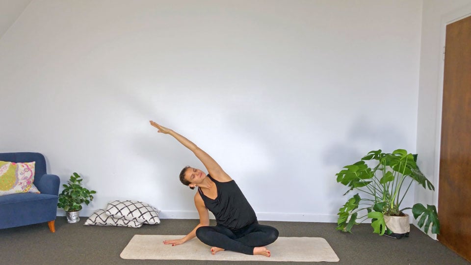 Yoga class: Gratitude wake-up-the-body flow (short)